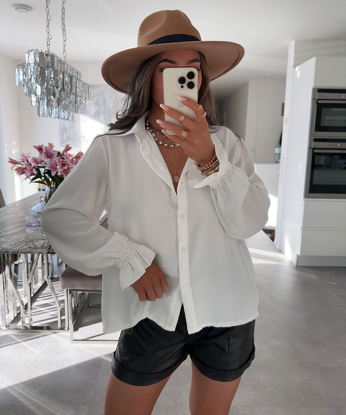 Blusa Diona en blanco – elegancia atemporal para cualquier ocasión