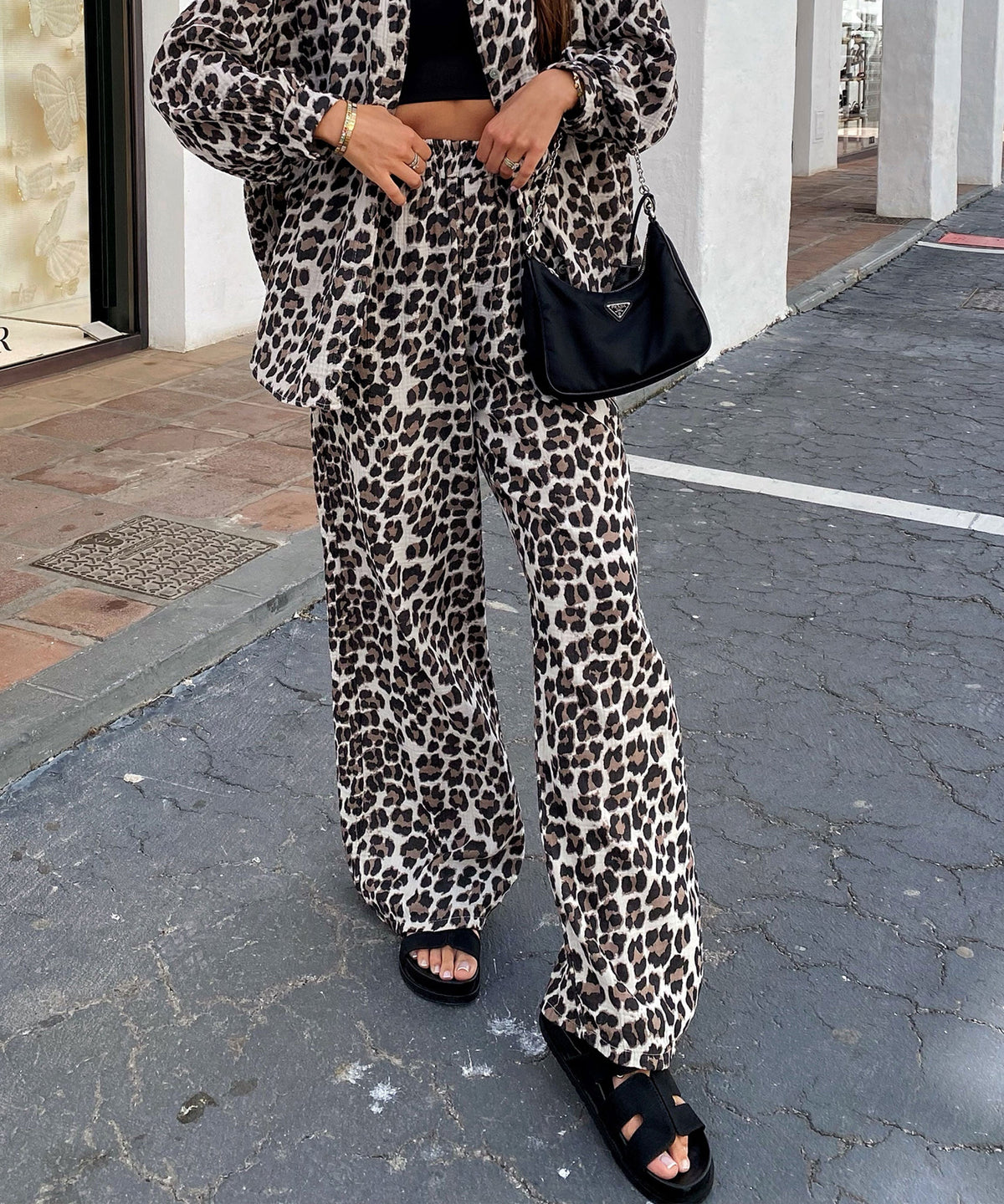 Pantalón de campana de muselina Alba Leo – comodidad ligera y transpirable con un moderno estampado de leopardo